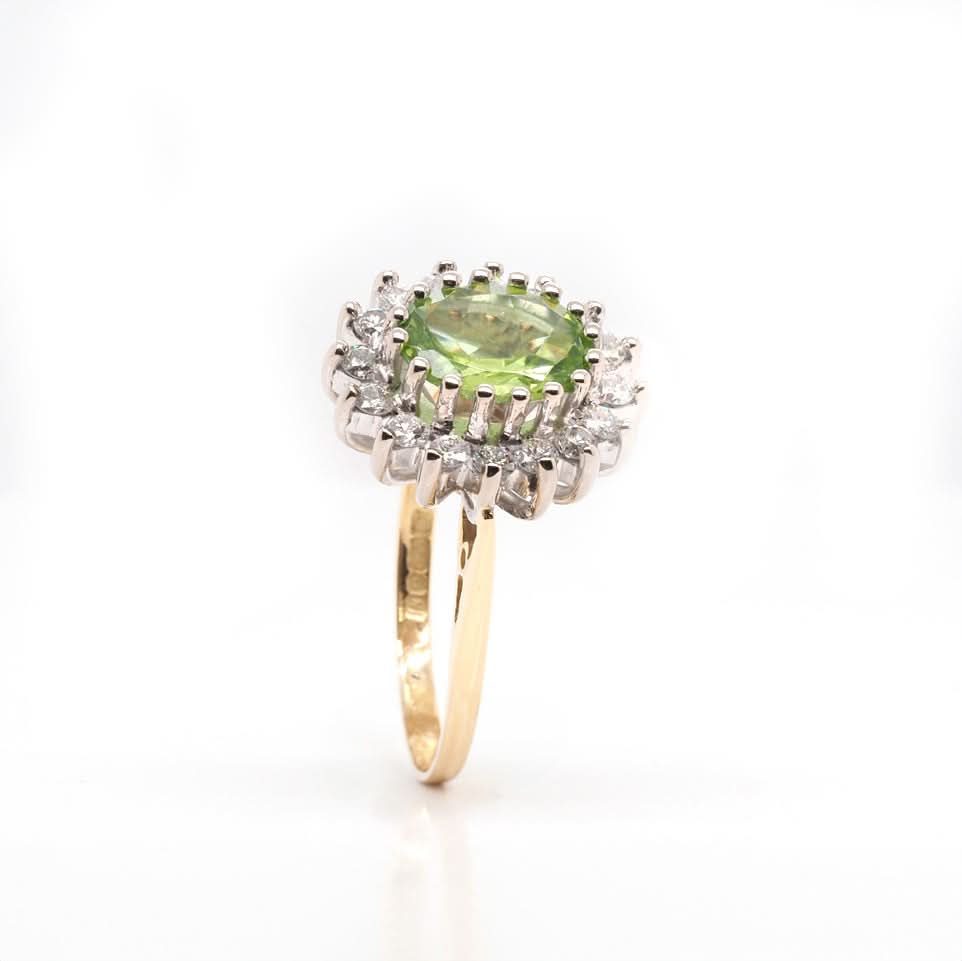 18ct Gold Oval Peridot and Diamond Cluster Ring - Image 2