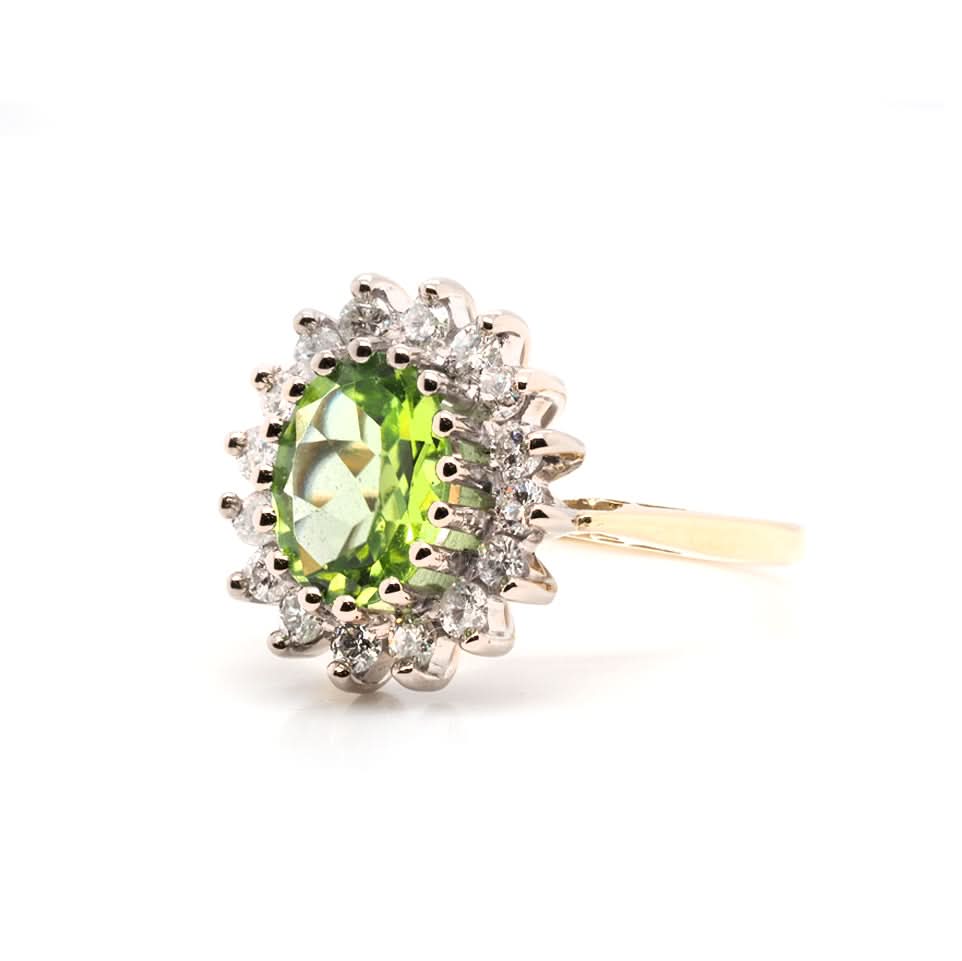 18ct Gold Oval Peridot and Diamond Cluster Ring - Image 3