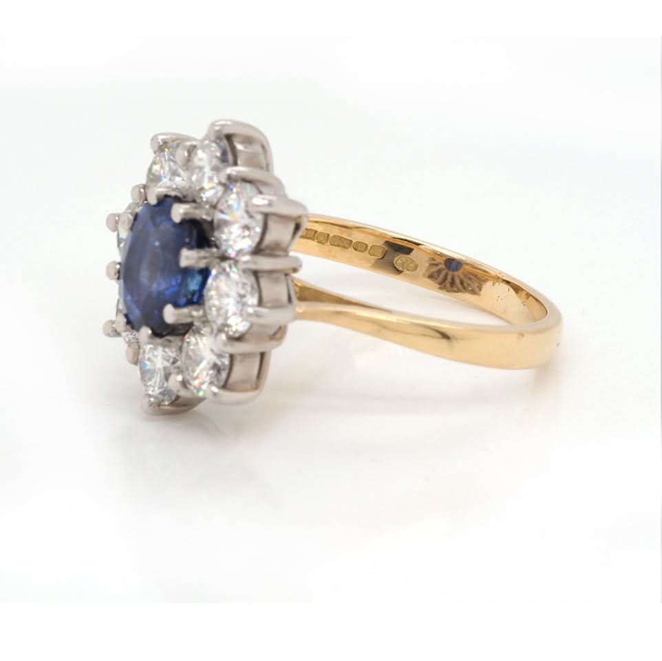 18ct Gold Sapphire and Diamond Cluster Ring - Image 2