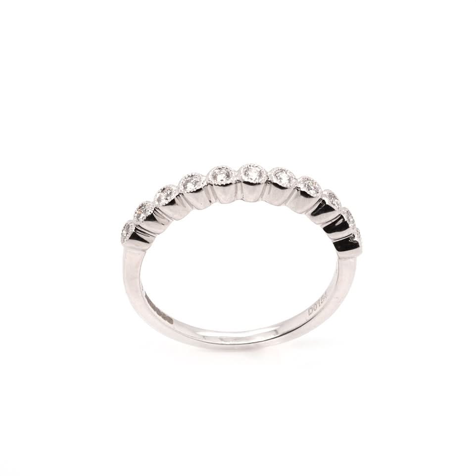18ct White Gold Collett Set 11 Stone Ring - Image 2