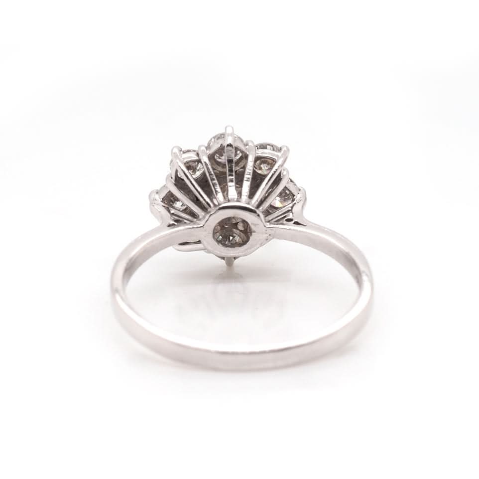 18ct White Gold Diamond Cluster Ring with Centre Stone and Eight Surrounding Diamonds - Image 3