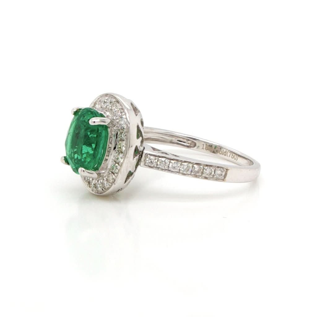 18ct white Gold, Emerald and Diamond Cluster ring with Diamond-Set Shoulders, Certified Emerald 1.91cts - Image 2