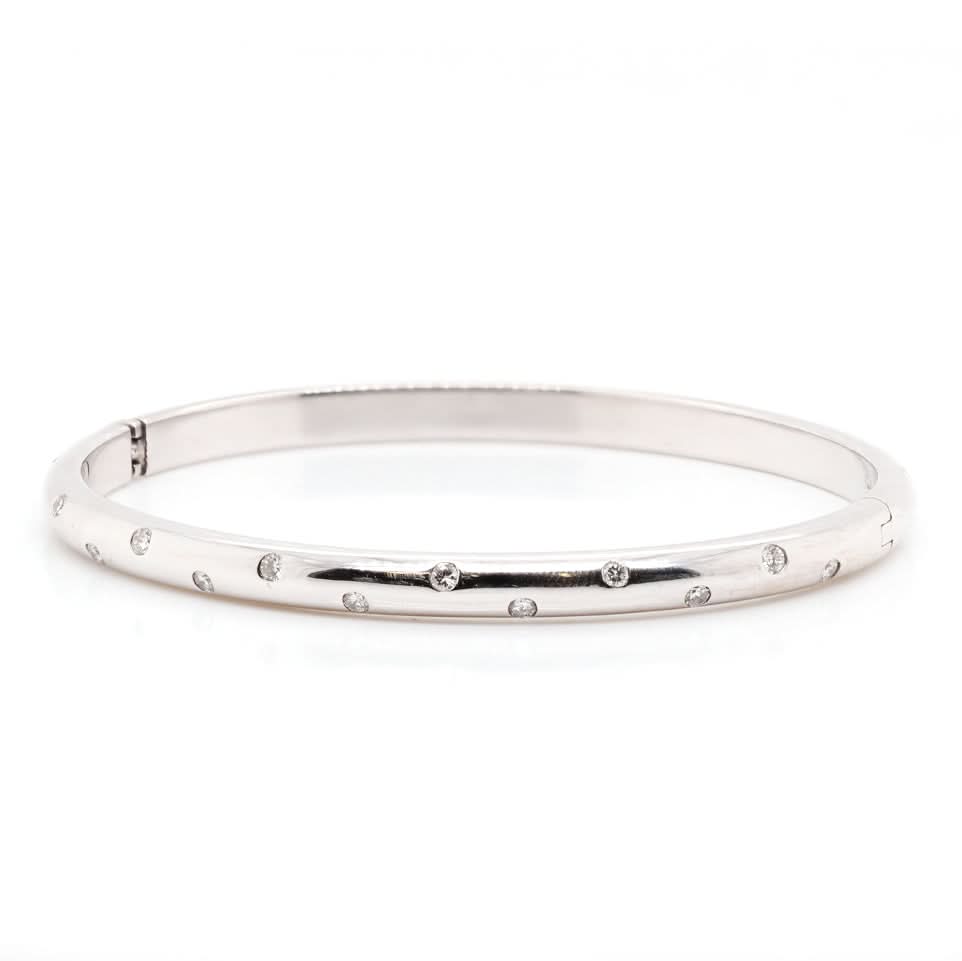 18ct White Gold Oval Hinged Diamond-Set Bangle - Image 2