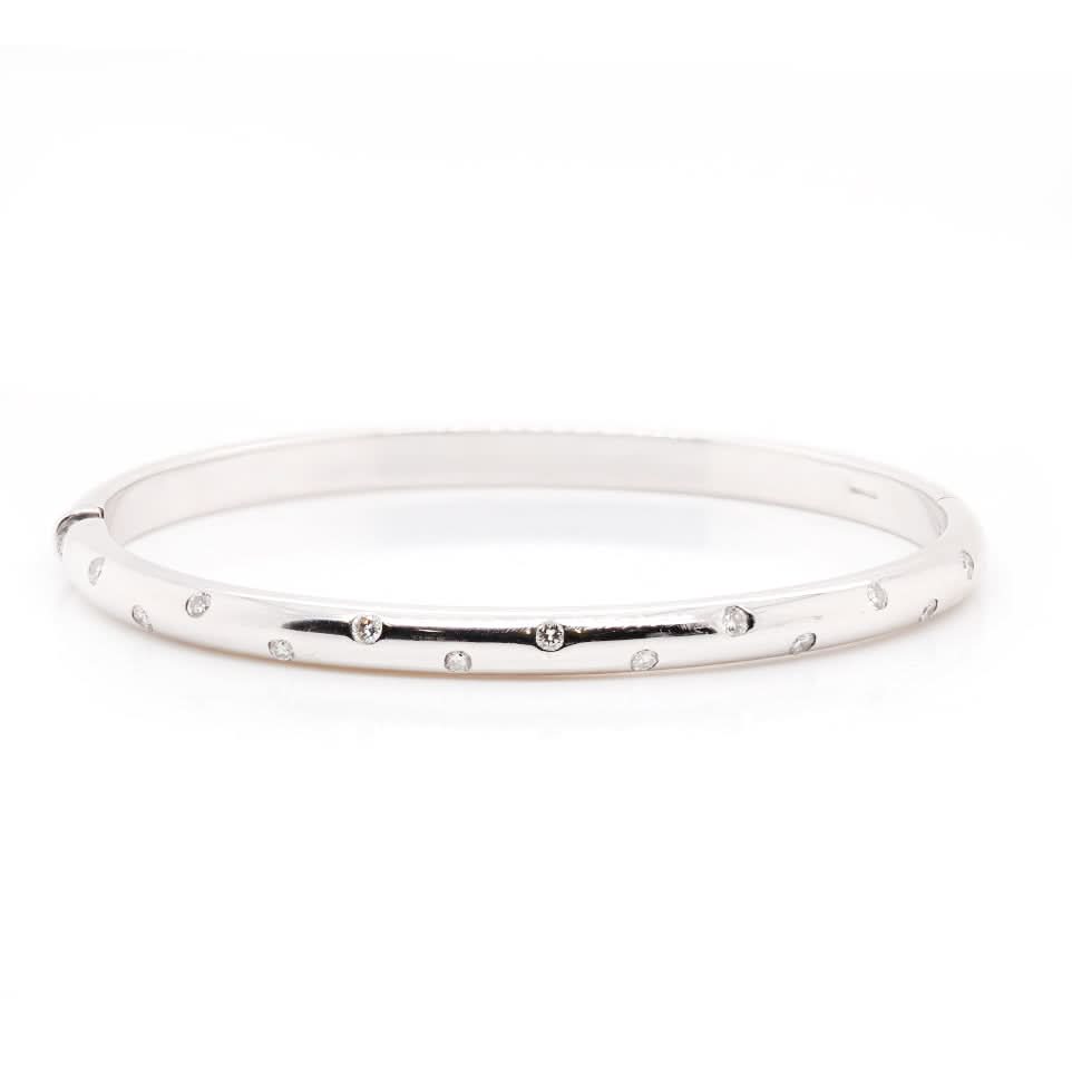 18ct White Gold Oval Hinged Diamond-Set Bangle - Image 3