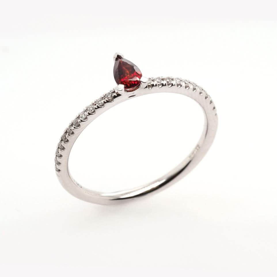 18ct White Gold Pear-Shaped Garnet Ring - Image 2