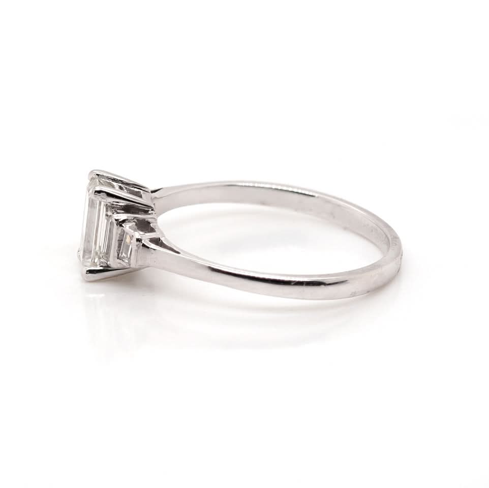 18ct White Gold & Platinum Emerald Cut Diamond Ring - Image 2