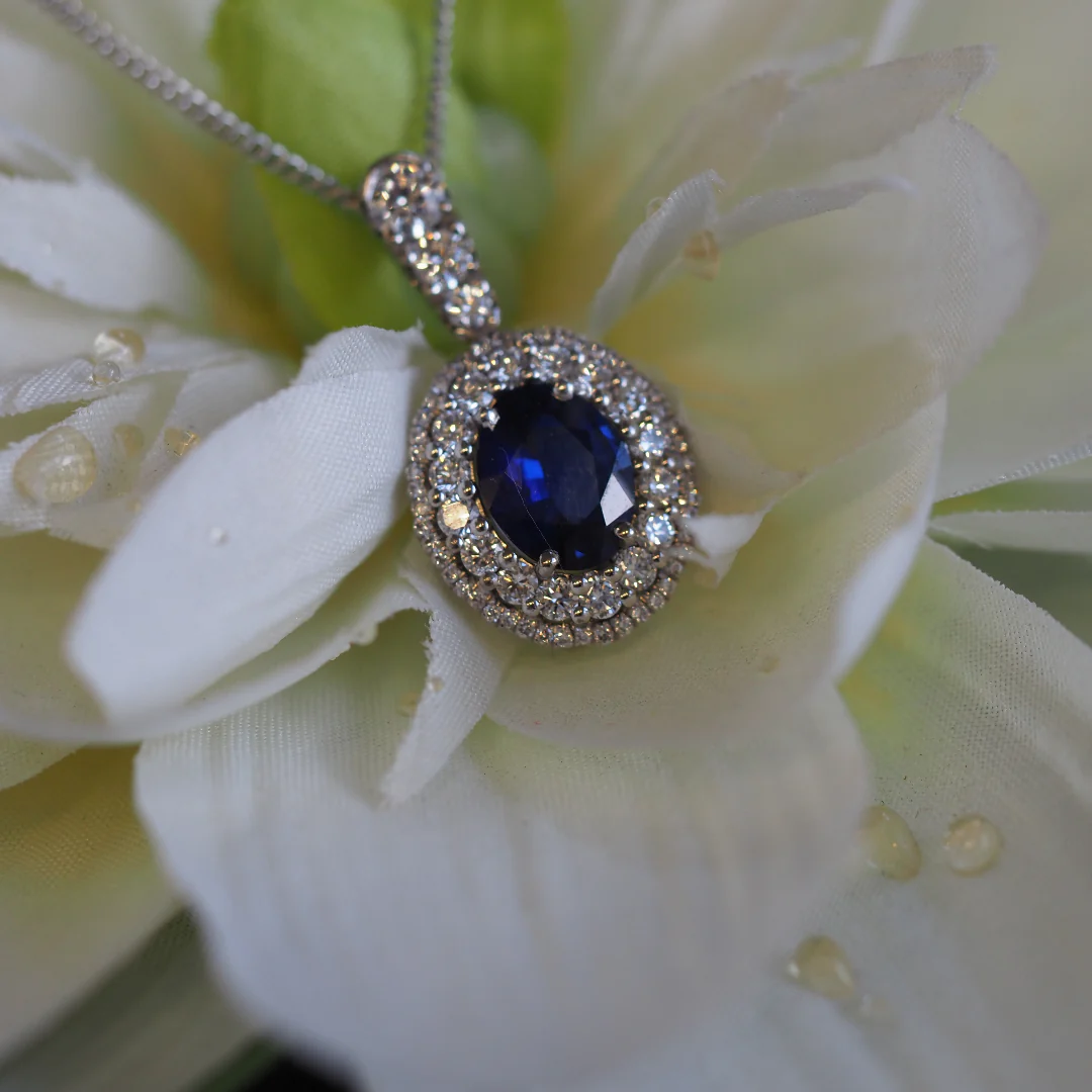 18ct White Gold Sapphire and Diamond Pendant - Image 3