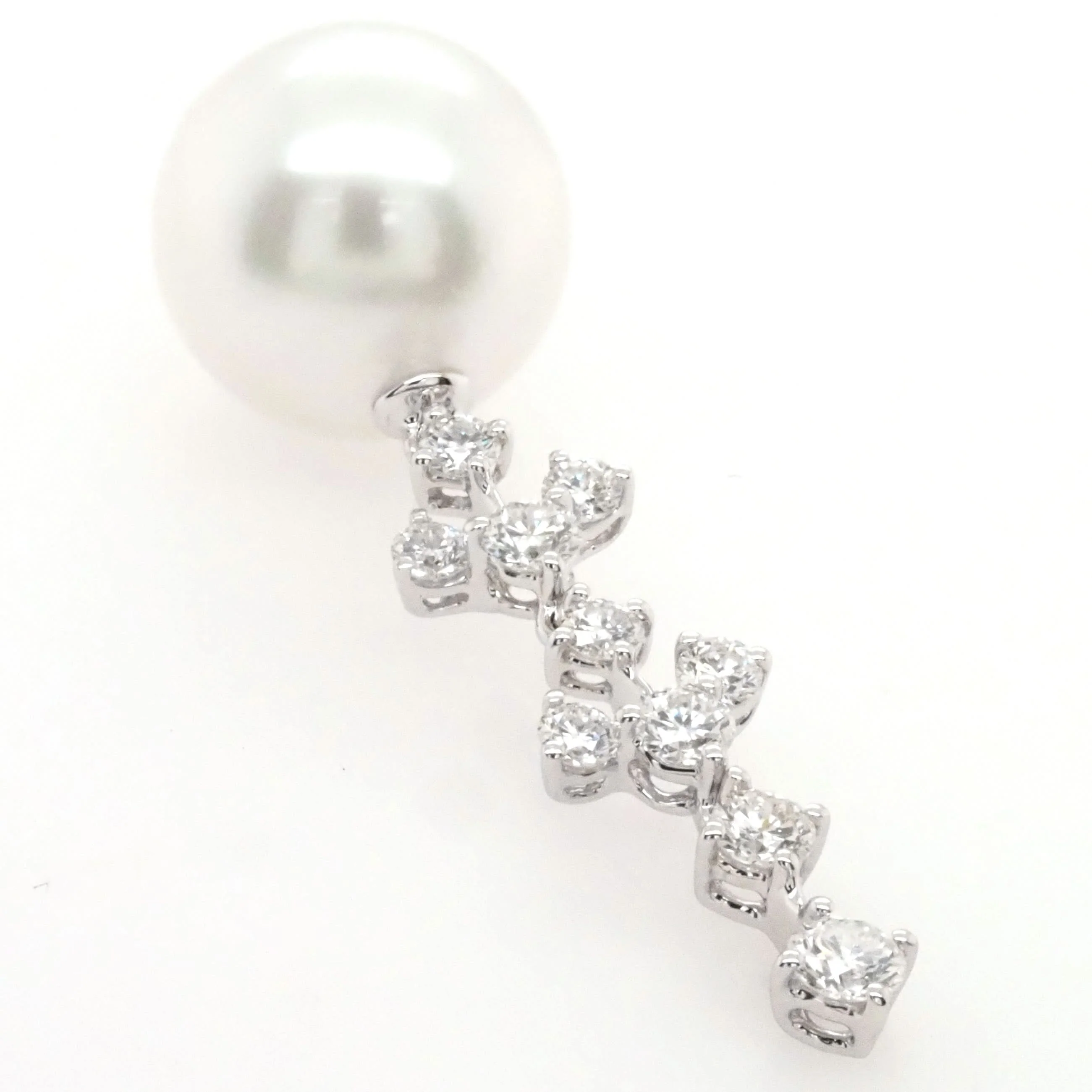 18ct White Gold South Sea Pearl and Diamond Earrings - Image 2
