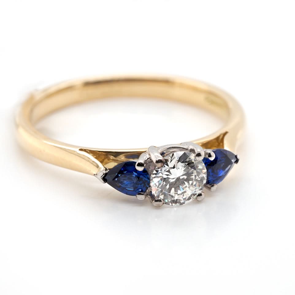 18ct Yellow Gold Diamond and Sapphire Three-Stone Ring - Image 3