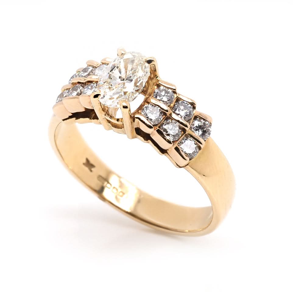 18ct Yellow Gold Diamond Solitaire Ring with Diamond-Set Shoulders - Image 2