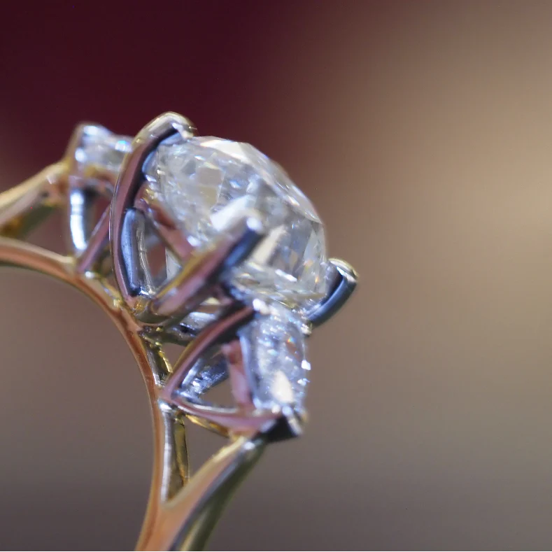 18ct Yellow Gold Diamond Three Stone Ring - Image 2
