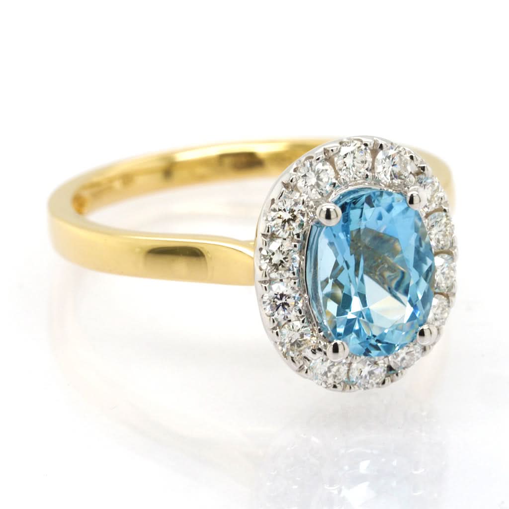 18ct Yellow Gold Oval Aquamarine and Diamond Cluster Ring - Image 2