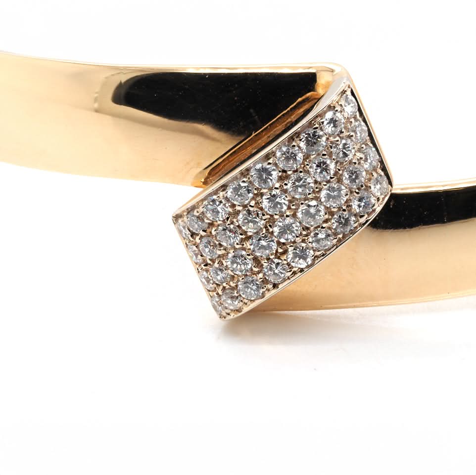 18ct Yellow Gold Oval Hinged Ribbon-Style Bangle with Diamond Detailing - Image 2