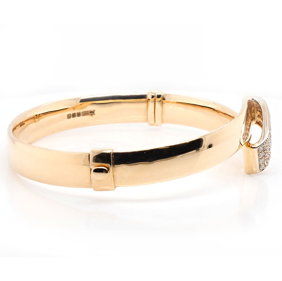 18ct Yellow Gold Oval Hinged Ribbon-Style Bangle with Diamond Detailing - Image 3