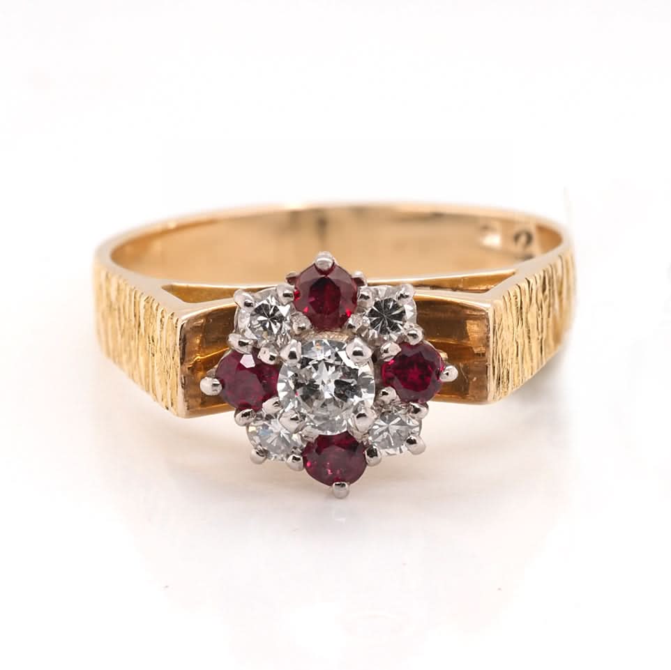 18ct Yellow Gold Ruby And Diamond Cluster Ring With Patterned Raised Shoulders - Image 3