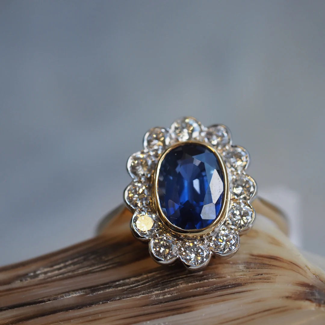 18ct Yellow Gold Sapphire and Diamond Cluster Ring - Image 3