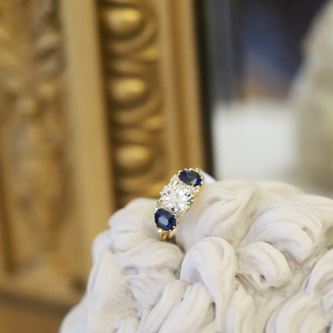 18ct Yellow Gold Three Stone Diamond and Sapphire Ring - Image 2