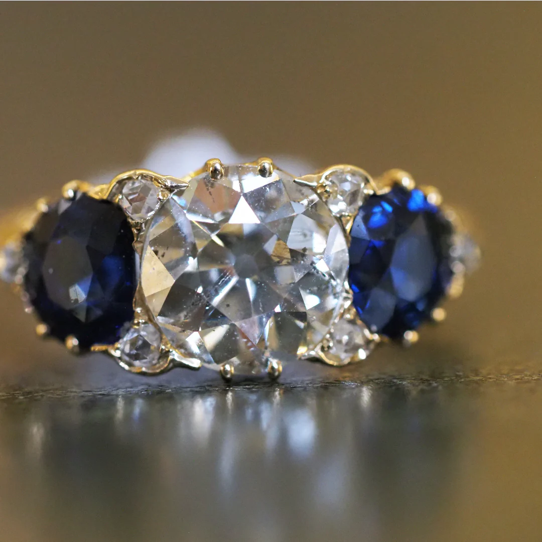 18ct Yellow Gold Three Stone Diamond and Sapphire Ring - Image 3