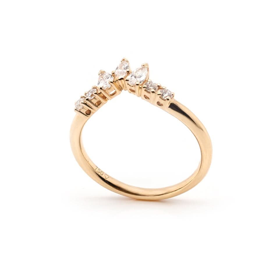18ct Yellow Gold V-Shaped 7-Stone Diamond Eternity Ring - Image 2