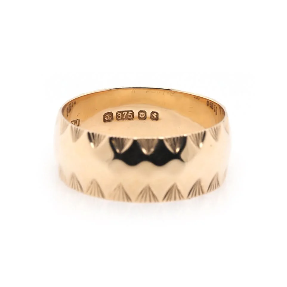 9ct Gold Wide Ring with Crimped Edges - Image 2
