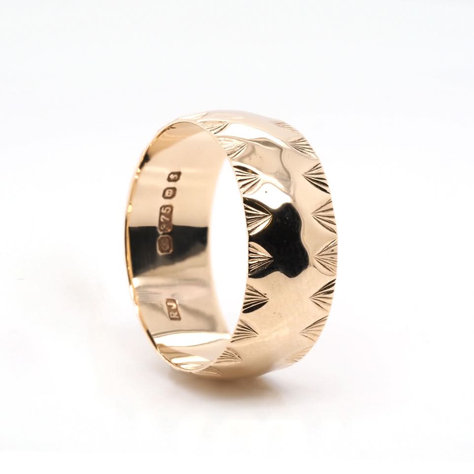 9ct Gold Wide Ring with Crimped Edges - Image 3