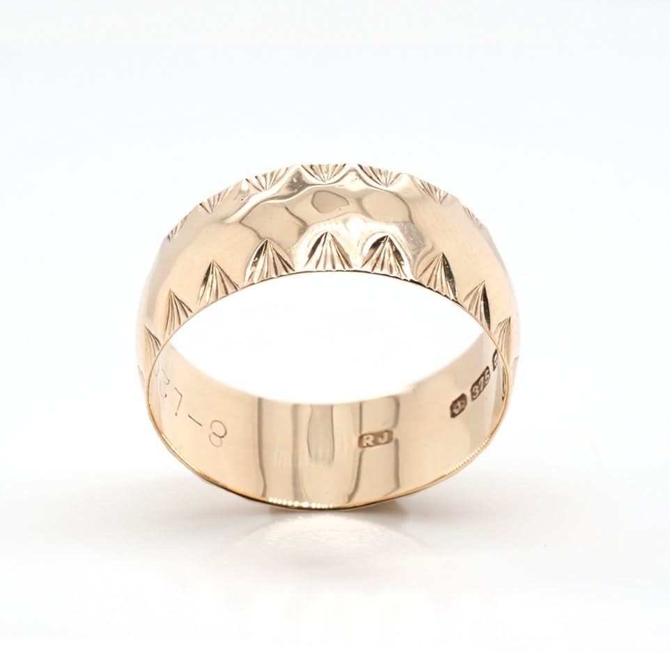 9ct Gold Wide Ring with Crimped Edges - Image 4