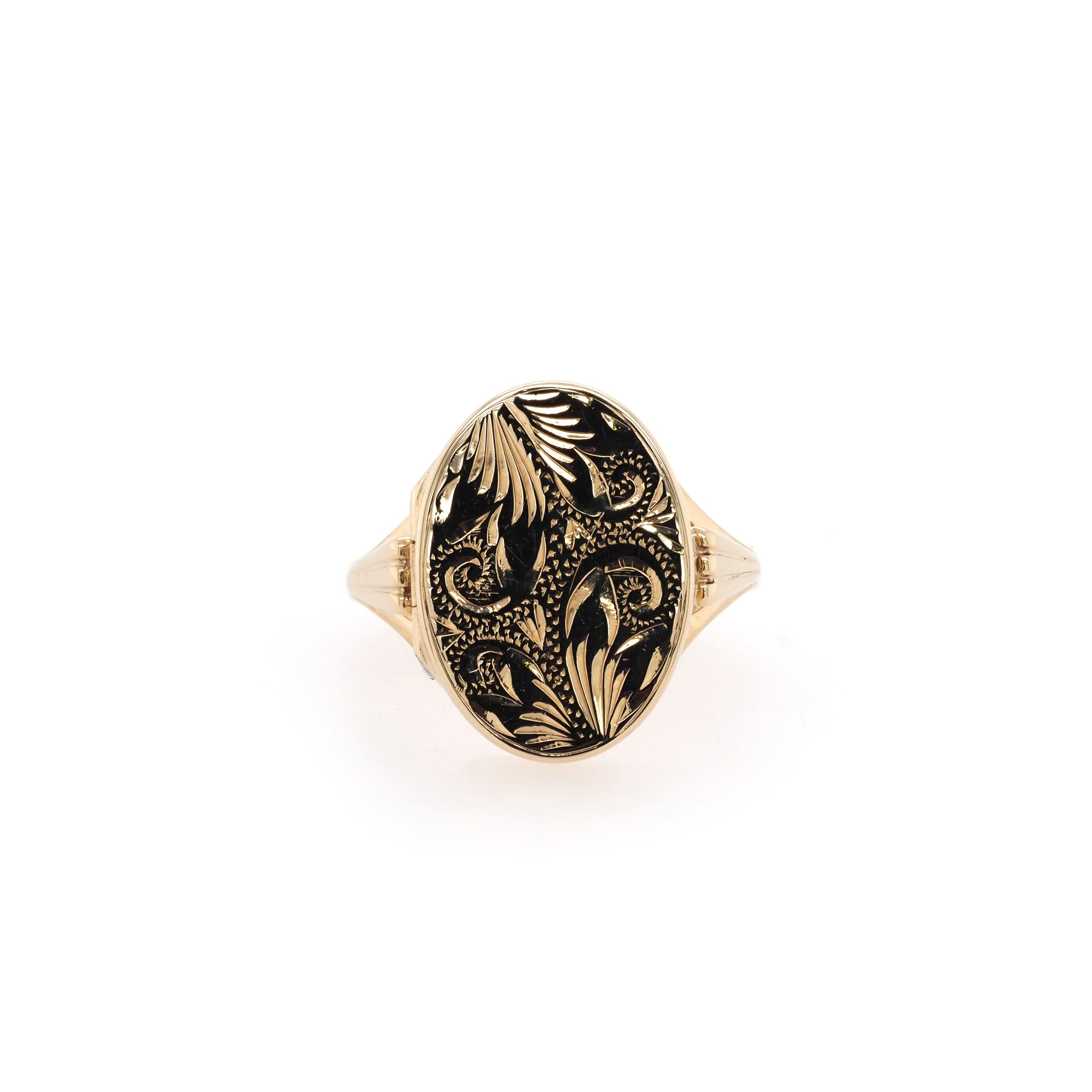 9ct Yellow Gold Engraved Oval Poison Ring - Image 2