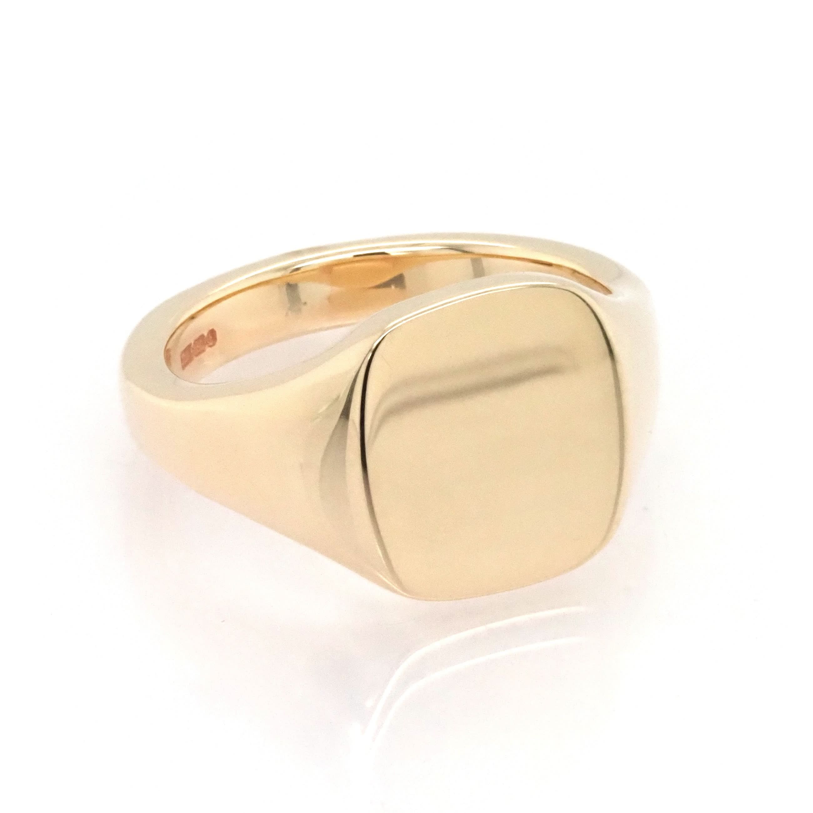A 9ct Yellow Gold Cushion Signet Ring - Image 2