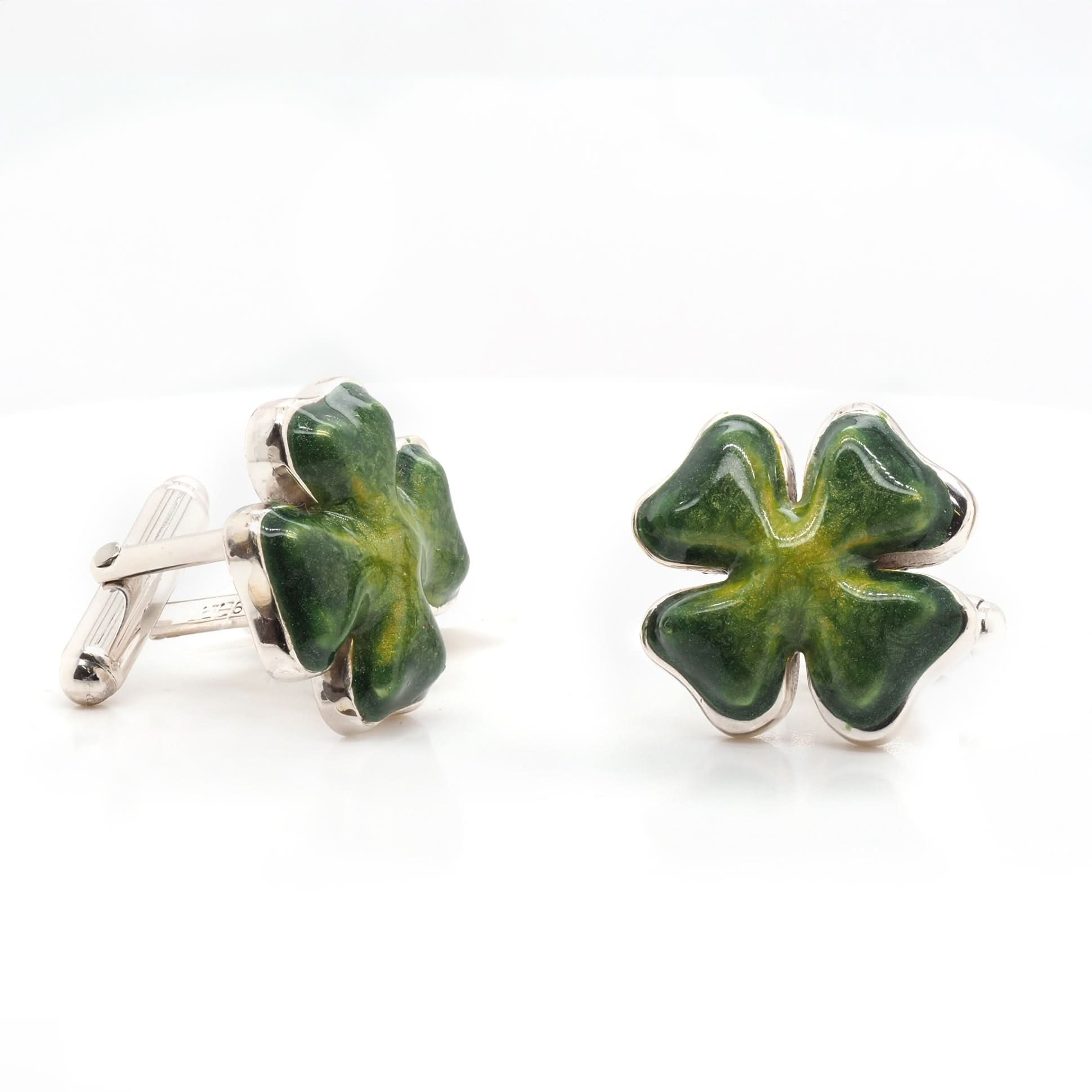 A Pair of Silver Enamel Clover Cufflinks - Image 2