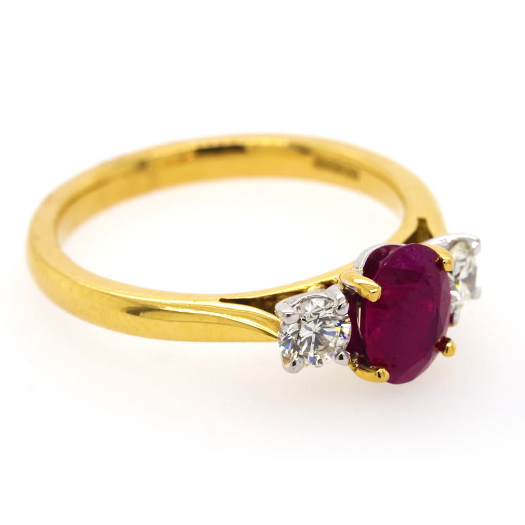 An 18ct Yellow Gold Three-Stone Oval Ruby and Diamond Ring - Image 2