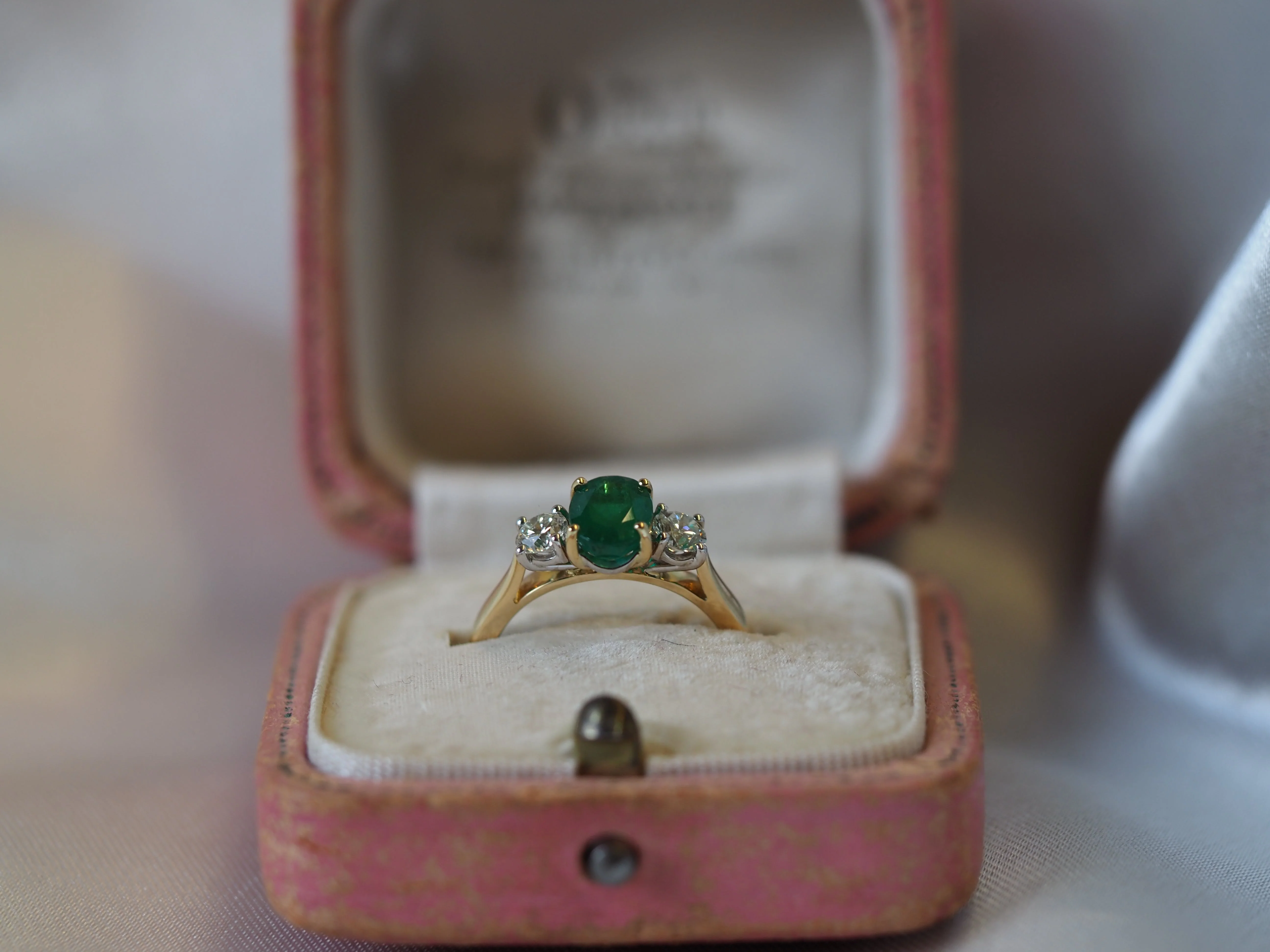Emerald and Diamond Three-Stone Ring in 18ct Yellow Gold - Image 2