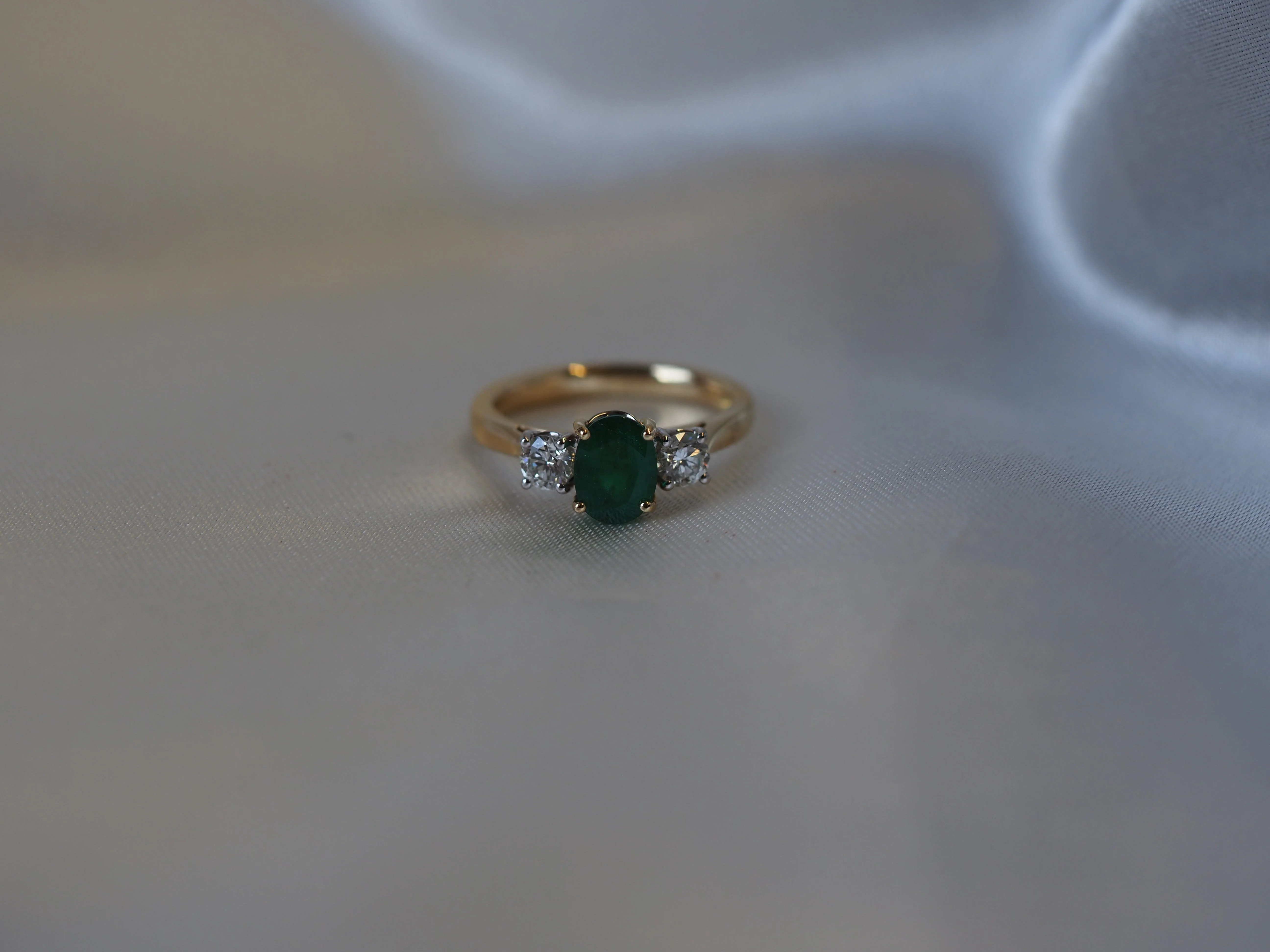 Emerald and Diamond Three-Stone Ring in 18ct Yellow Gold - Image 3