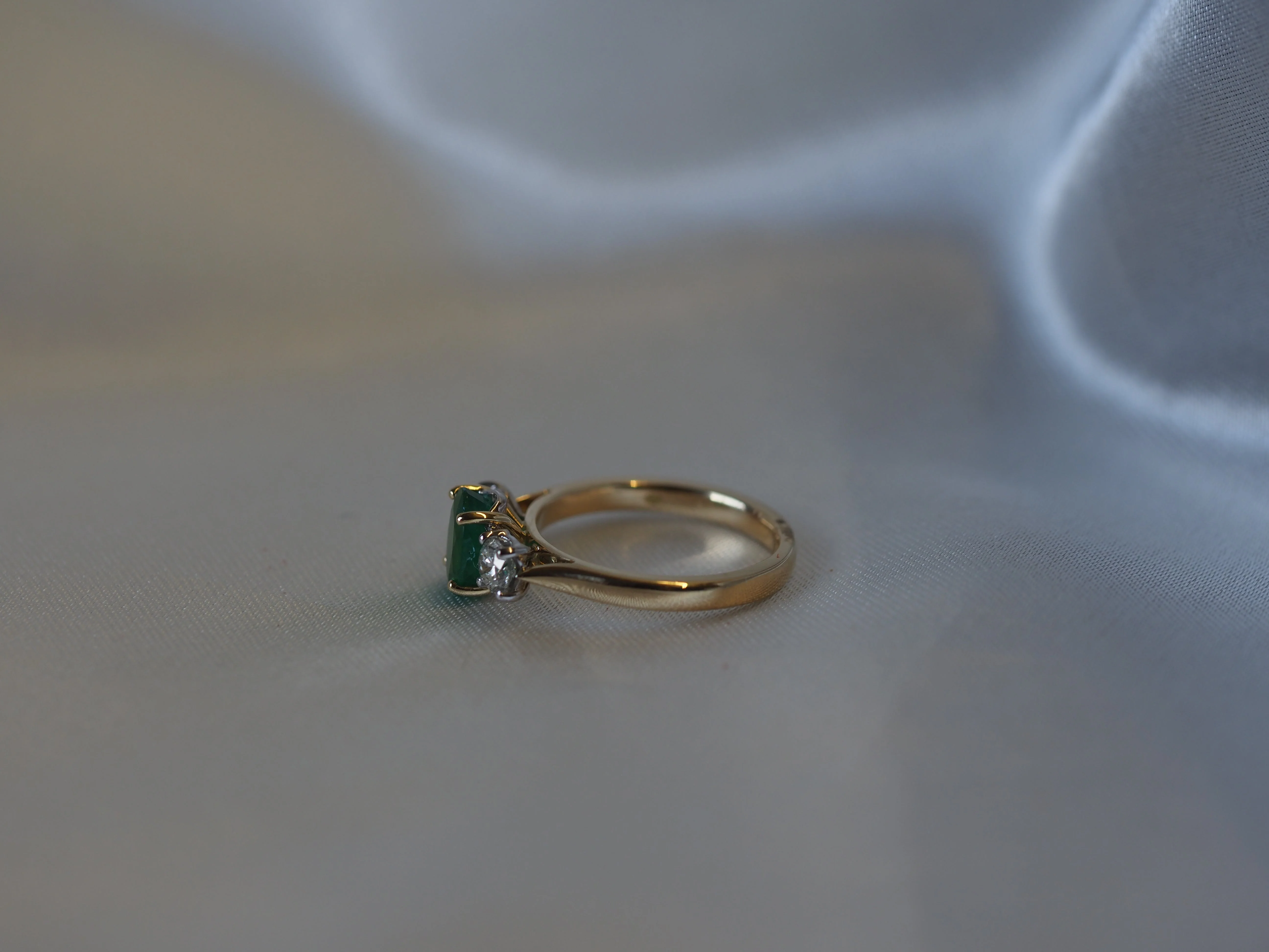 Emerald and Diamond Three-Stone Ring in 18ct Yellow Gold - Image 4