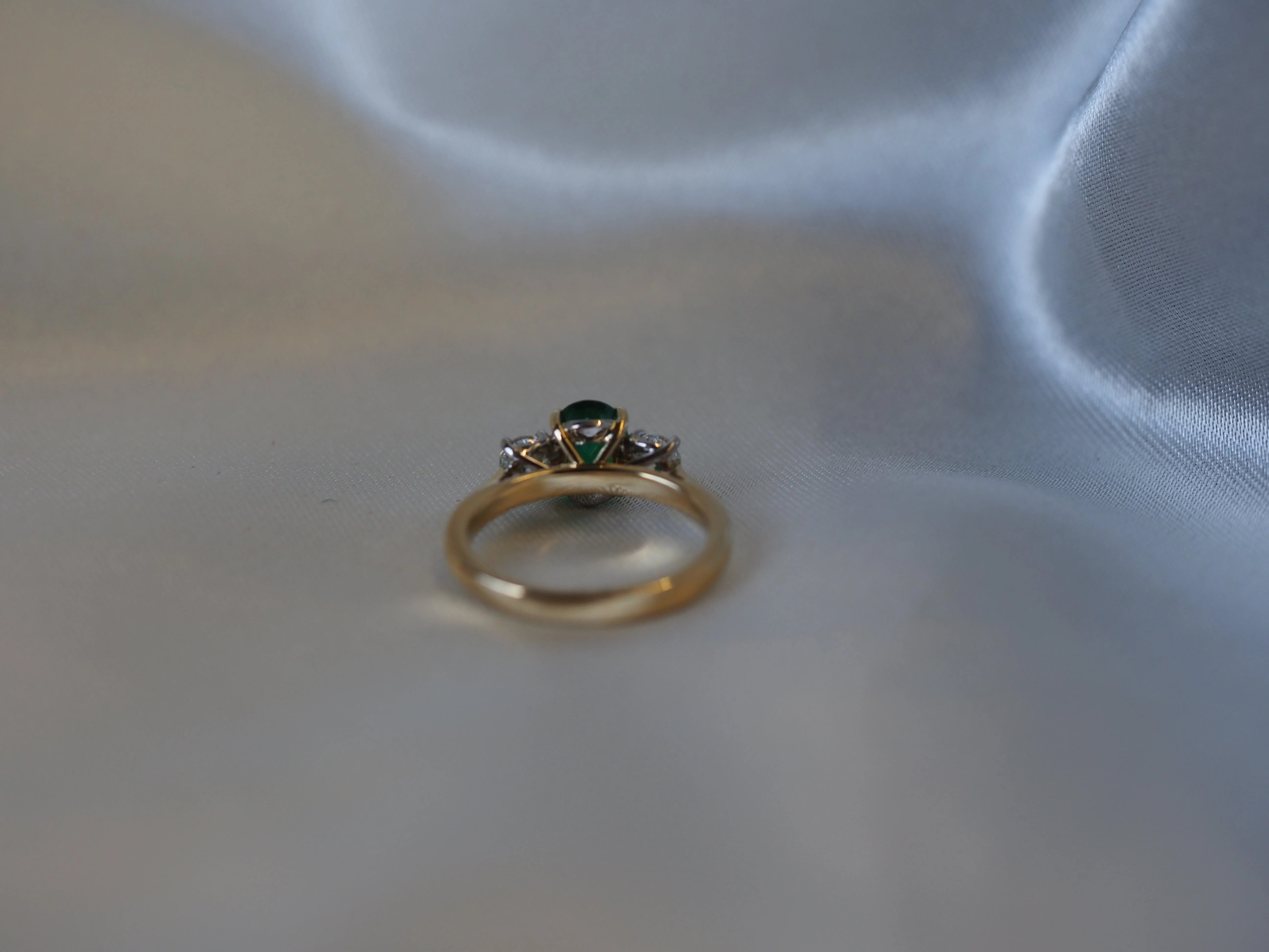 Emerald and Diamond Three-Stone Ring in 18ct Yellow Gold - Image 5