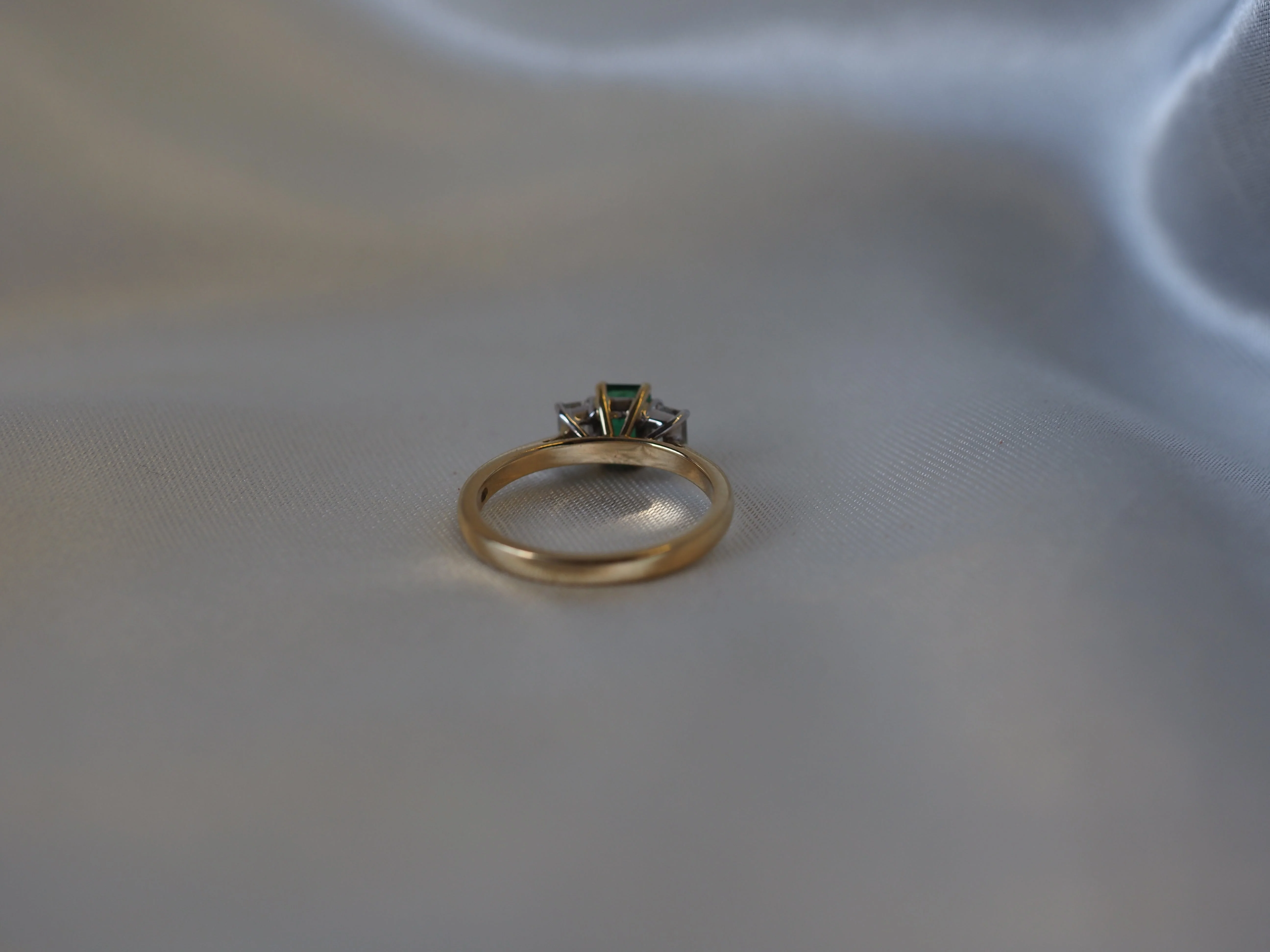 Emerald and Diamond Three-Stone Ring in 18ct Yellow Gold - Image 2