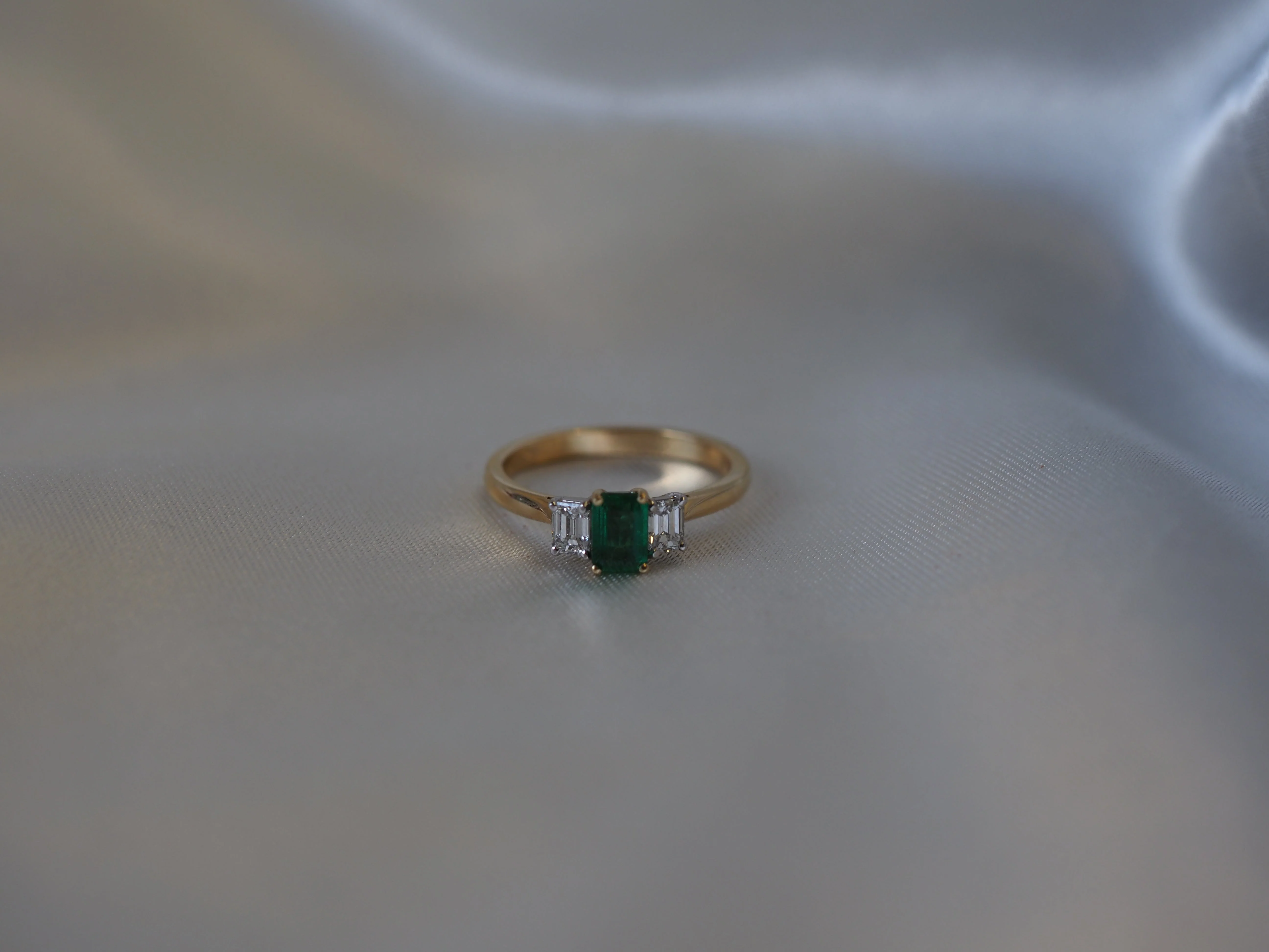 Emerald and Diamond Three-Stone Ring in 18ct Yellow Gold - Image 3