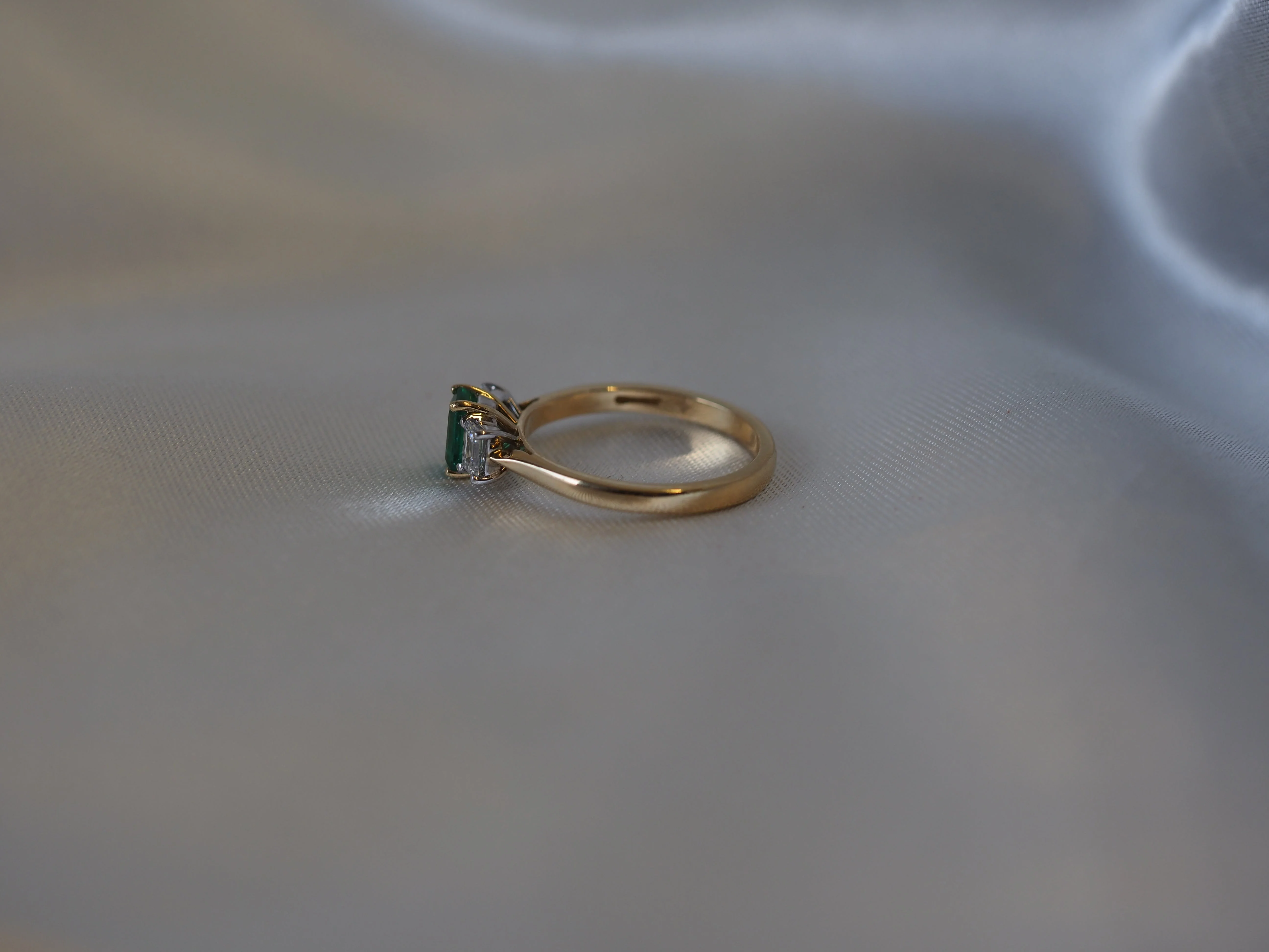 Emerald and Diamond Three-Stone Ring in 18ct Yellow Gold - Image 4