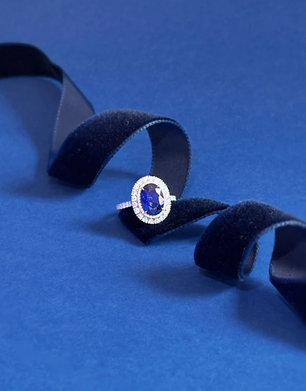 Platinum Oval Sapphire and Diamond Cluster Ring with Diamond-Set Shoulders – 2.55ct Sapphire, 0.92ct Diamond - Image 3
