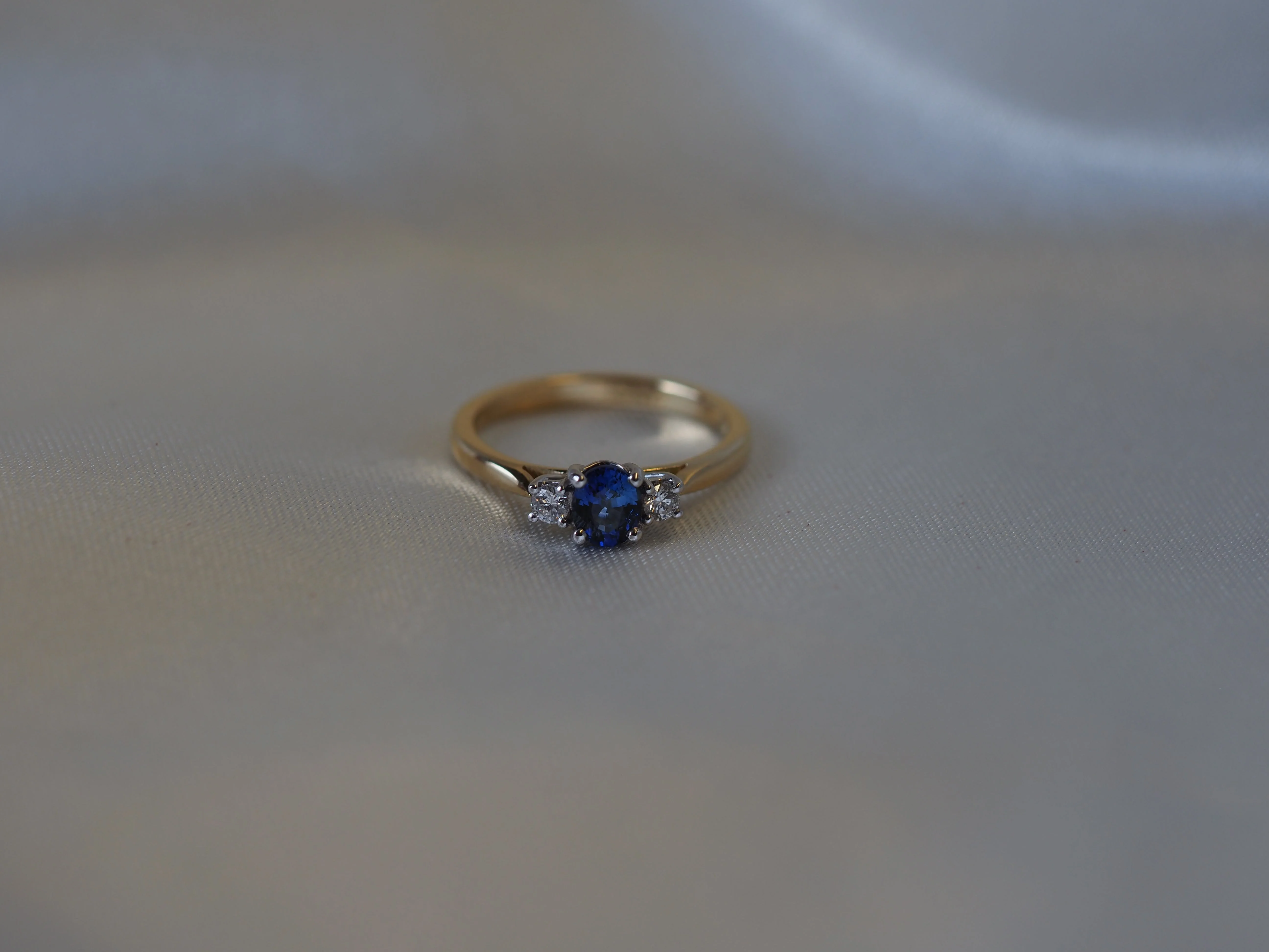 Sapphire and Diamond Three-Stone Ring in 18ct Yellow Gold - Image 2