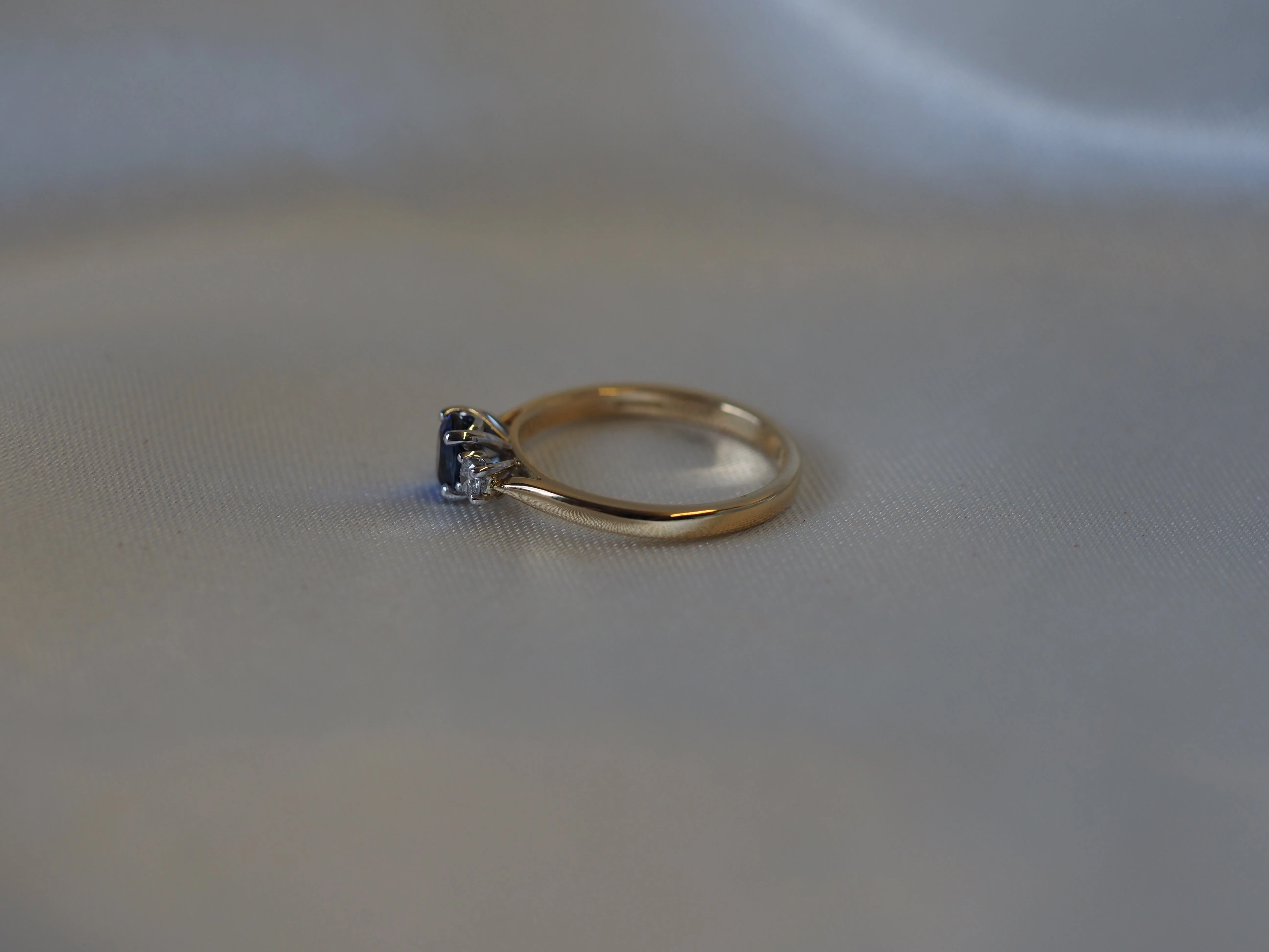 Sapphire and Diamond Three-Stone Ring in 18ct Yellow Gold - Image 3