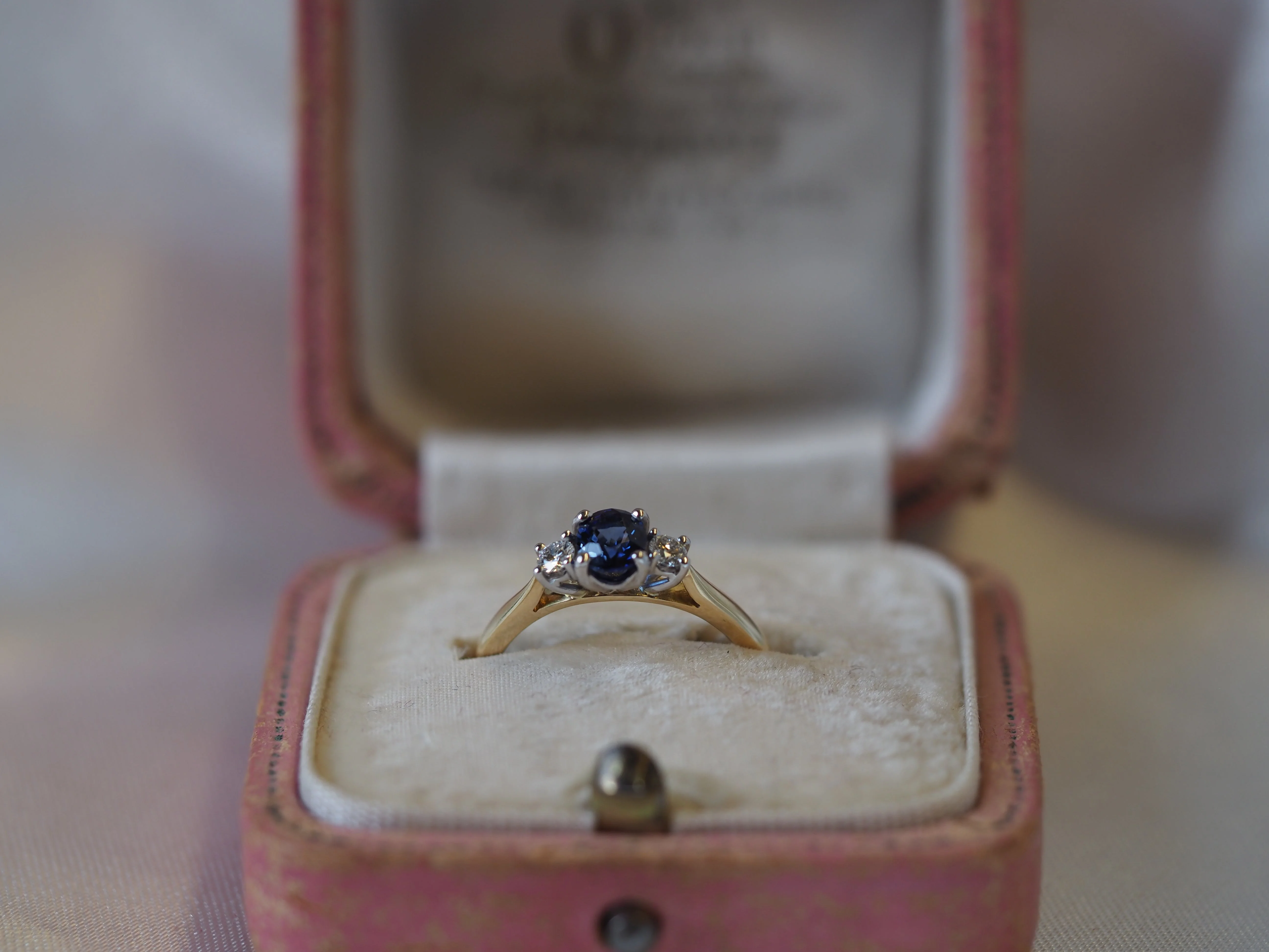 Sapphire and Diamond Three-Stone Ring in 18ct Yellow Gold - Image 4
